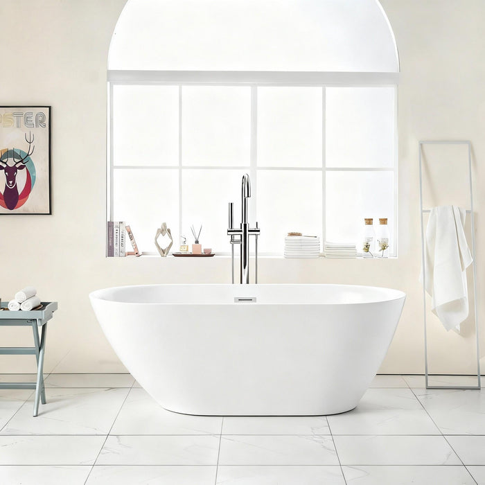 Glossy Freestanding Bathtub With Chrome Pop Up Drain